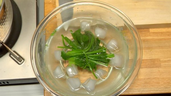 讓水再次沸騰，除去菠菜，然後在冰水中冷卻。