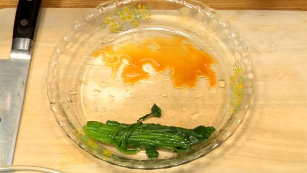 排幹菠菜，將其放在盤子上。將醬油倒在菠菜上，然後輕輕擠壓。