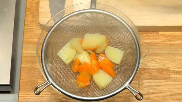 Cook the potato and carrot for about 10 more minutes until softened. When the potato and carrot become soft, remove and drain well with a wire sieve.