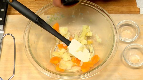 Put the vegetables in a bowl. Mash the potato about half way through when it is still hot. Add a little vinegar and sugar. Sprinkle some black pepper, and stir evenly.