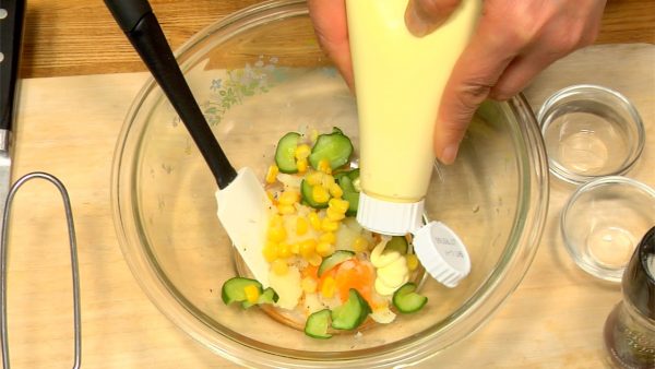 Drain the cucumber of their liquid with paper towel. Add the cucumber, sweet corn and mayonnaise to the mixture.