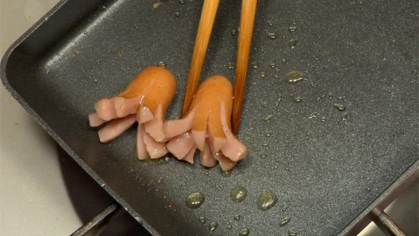 Re-oil the pan, and fry the Vienna sausage. When the tentacles spread outwards, remove the sausage.