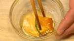 將南瓜蘸入蜂蜜中，然後放入分杯器中。
