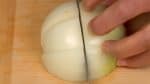 Coupez la moitié d'oignon en 4 quartiers et ensuite coupez-les en deux en travers.