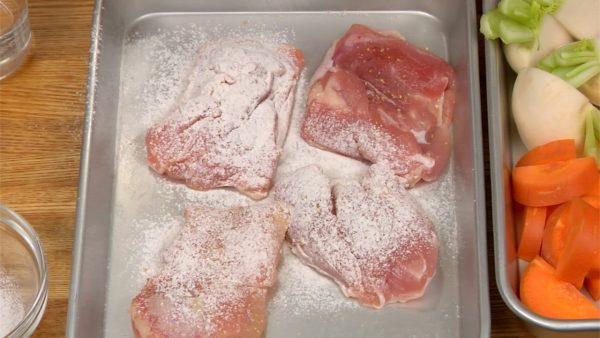 Maintenant, retirez doucement l'excès d'humidité de la surface du poulet avec un essuie-tout. Saupoudrez les deux côtés du poulet avec de la farine.