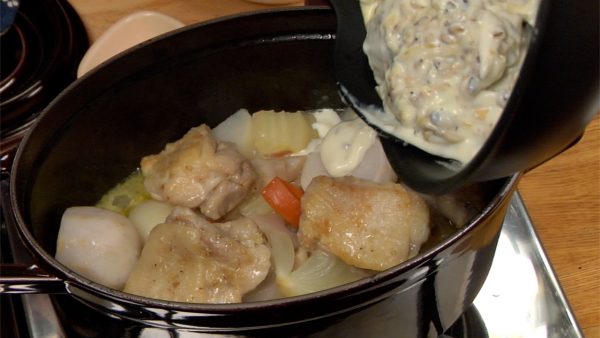 Et maintenant, les légumes et le poulet sont prêts. Ajoutez le roux blanc dans la cocotte. 