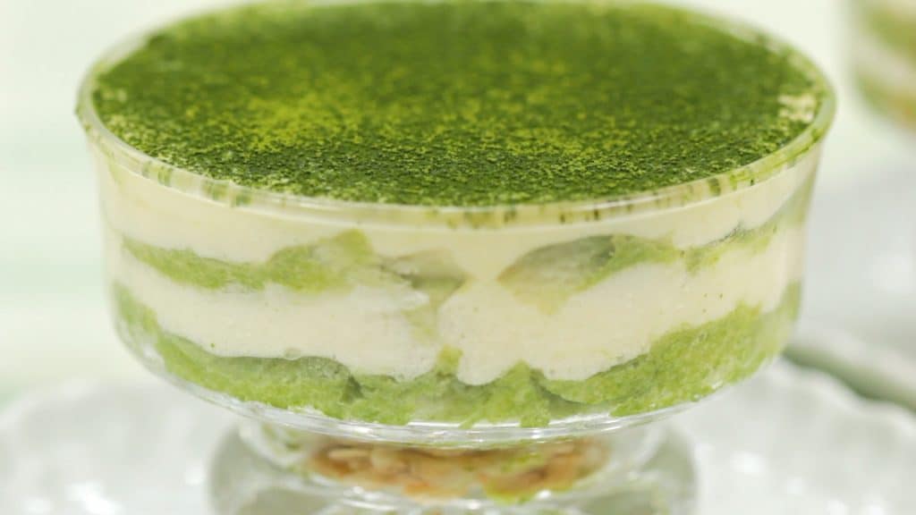 You are currently viewing Recette de tiramisu au thé vert (gâteau italien irrésistible au matcha sans crème)