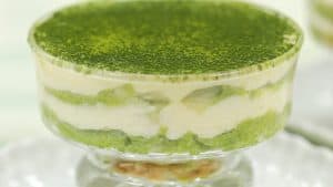 Lee más sobre el artículo Receta de Tiramisú de Té Verde (Irresistible Pastel Italiano con Matcha SIN Crema Espesa)