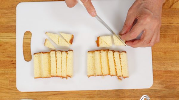 Coupez 2 tranches en petits morceaux triangulaires. Ils vont être utilisés pour remplir les trous dans les coupes à dessert plus tard. 