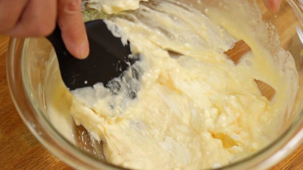 Ajoutez un autre tiers du mascarpone. Le mélange se sépare facilement donc vous devriez éviter d'utiliser un fouet électrique. Ajoutez le reste du mascarpone et mélangez. 