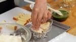 Sắp xếp các lát bánh castella vào phía dưới. Bánh tiramisu truyền thống của Ý dùng bánh Sampa (bánh quy Savoiardi) hay còn gọi là ladyfingers nhưng các loại bánh bông lan khác cũng được sử dụng.