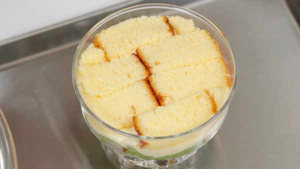 Arrange the castella on top. The dessert bowl we used in the video serves 2 people, but you can also make the tiramisu in one large container for 6 people.