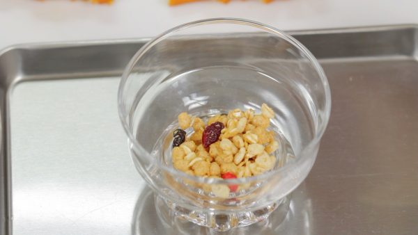 Let's make the matcha tiramisu. Place the fruit granola into a dessert bowl.