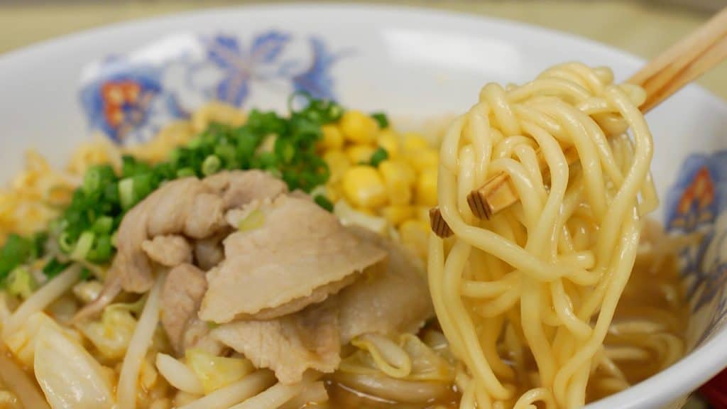 You are currently viewing Recette de ramen au porc et au miso (Astuces pour rendre les nouilles instantanées meilleures)