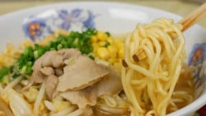 Lire la suite à propos de l’article Recette de ramen au porc et au miso (Astuces pour rendre les nouilles instantanées meilleures)