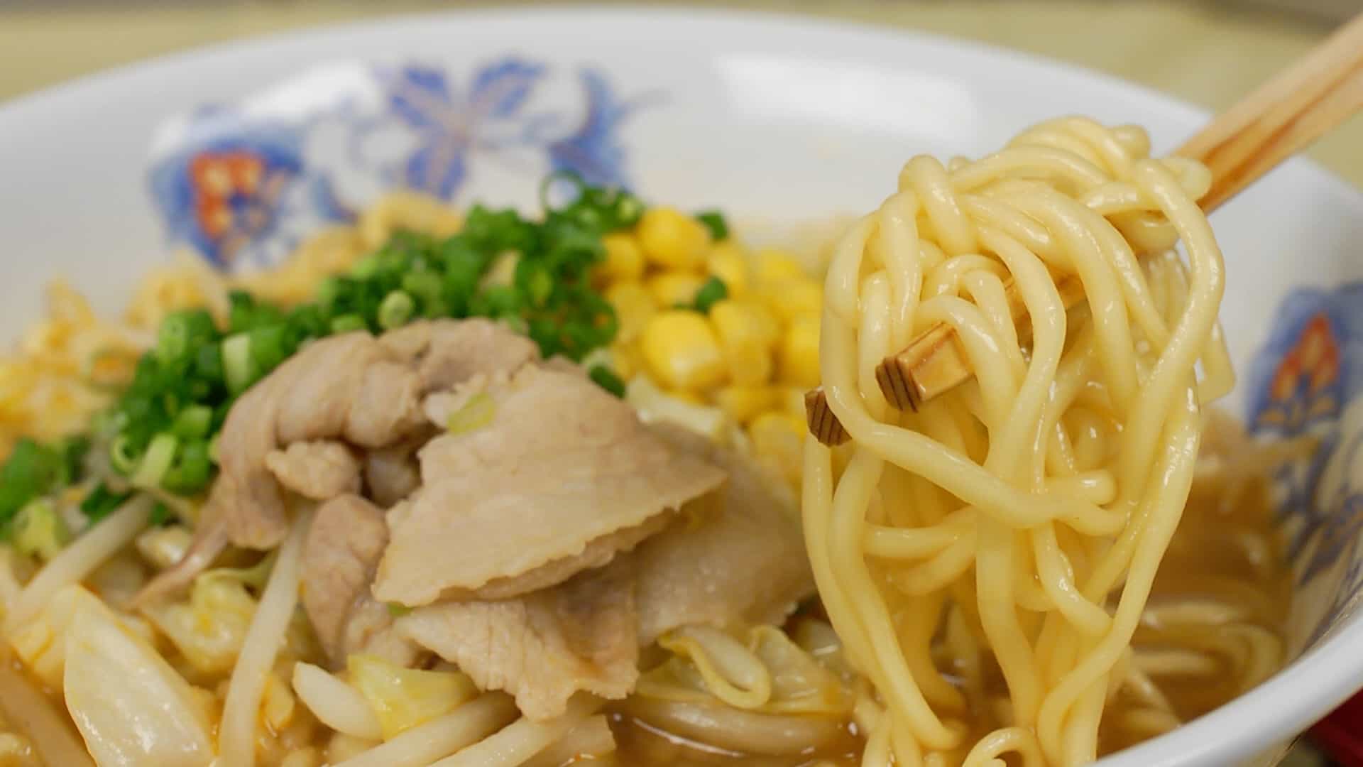 Ramen con i Noodles Istantanei！Come preparare？Spaghetti cinesi con Salsa  piccante al Sesamo 