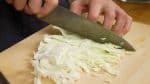Let’s cut the vegetables. Slice the cabbage leaves into about 1cm or (0.4") strips.