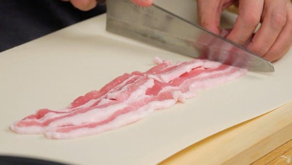 Corte as fatias de lombo suíno em cerca de 4 a 6 pedaços iguais.