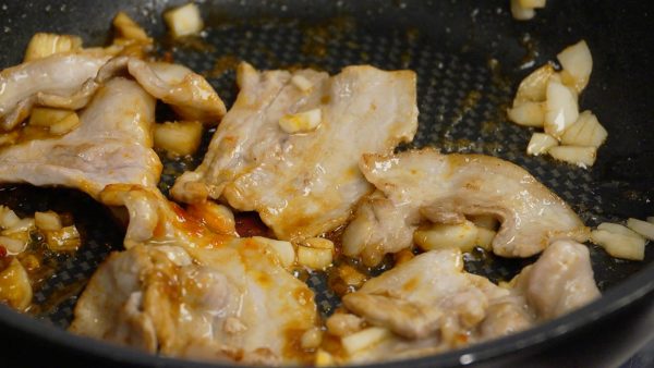 Ajoutez la sauce d'huîtres, mélangez et allumez le feu à nouveau. Mélangez et enrobez les tranches de porc avec la sauce.