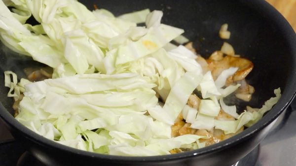 Adicione as folhas de repolho, mexa os ingredientes e frite até que o repolho amoleça. 