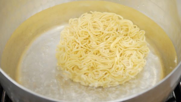 Versiamo gli spaghetti in una pentola di acqua bollente. 