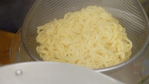 Lightly stir the noodles with chopsticks. And they’re ready. Strain the noodles with a mesh stainer and remove the excess water thoroughly.