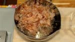 Préparez le bouillon dashi pour le Mizore Nabe. Plongez l'algue kombu pour dashi dans l'eau 30 minutes. Ajoutez les copeaux de bonite dans la casserole de bouillon de kombu. Faites chauffer la casserole sur feu moyen.
