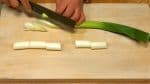 Coupez le poireau en six tronçons de 4 cm (1.6 inch) de long. Coupez le reste en tranches diagonales de 7~8 mm (0.3 inch).
