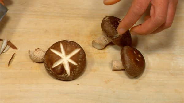 Chop off the stems of the shiitake mushrooms and make a cross-shape incision on each cap. Cut the base off the shimeji mushrooms. Tear the mushrooms into bite-size pieces.