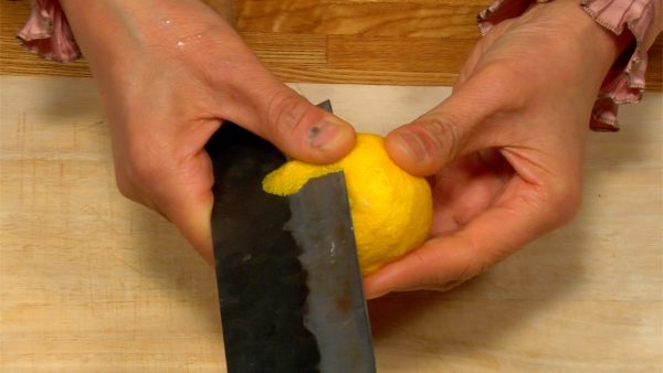 Shave a thin slice of yuzu peel and remove the white part of the rind. Cut the peel into fine strips and chop them into very fine pieces.