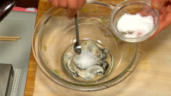 Let's prepare the oysters. Add salt to the oysters. Gently mix the oysters in a quick manner.