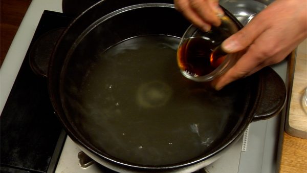 Chúng tôi sẽ làm Mizore Nabe. Đong nước dùng dashi và đổ nó vào nồi đất. Bật bếp lên. Khi nước dùng bắt đầu sôi, thêm rượu sake, rượu nấu ăn (mirin), muối và xì dầu usukuchi. Đảo bằng đũa nhà bếp.