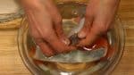 Rửa miếng phi lê bằng một lượng nước lớn để loại bỏ mùi tanh của cá. Phủ các miếng phi lê bằng khăn giấy và lau kĩ nước ra.