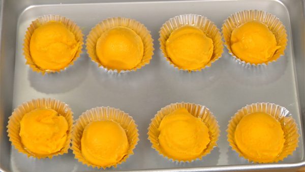 Let the cups and tray cool in a freezer before use. Work very quickly to avoid melting and firm up 8 gelato balls in the freezer completely.