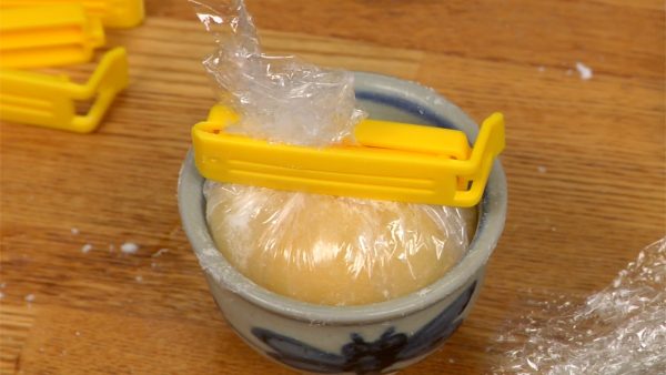 Bọc gelato bằng bọc nhựa, giữ nó bằng kẹp túi và sau đó để nhanh nó vào tủ đông để cứng lại. Bạn nên làm việc với từng viên nhân một để tránh bị chảy.