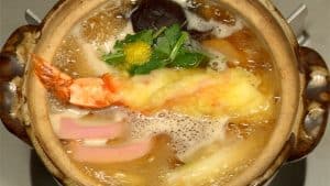 鍋焼きうどんの作り方 大きな海老の天ぷらと椎茸の含め煮が入った体が温まるレシピ