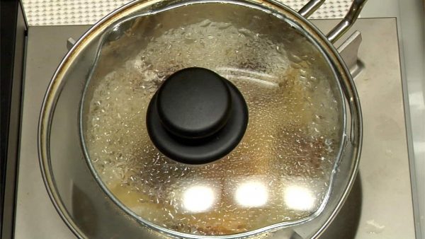 Cover with a lid, reduce the heat to low and cook for about 20 minutes.