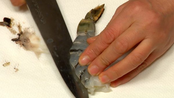 Make a cut along the back of the prawns and remove the prawns’ sand vein.