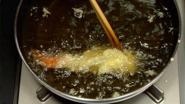 Gently place in oil and deep-fry the prawn at 175~180°C (347~356°F). Drop a bit of batter into the oil. Gather the small bits of tempura and attache them to the prawn with chopsticks.