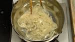 Faites cuire les nouilles udon. Plongez les nouilles udon surgelées dans une grande casserole d'eau bouillante. Après 30 secondes, séparez les nouilles avec les baguettes et égouttez-les dans une passoire. 