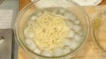 Place the noodles in ice water.