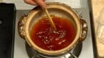 鍋焼きうどん作ります。一人用の土鍋に水、和風顆粒だし、醤油、みりんを入れます。菜ばしで一混ぜします。
