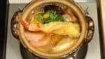 Enfin, décorez avec le persil mitsuba et le zeste de yuzu. Placez le tempura de crevette dessus. 