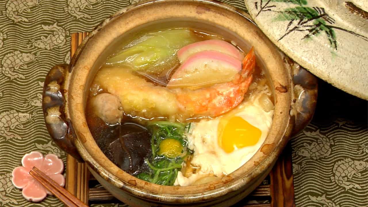 鍋焼きうどんの作り方 大きな海老の天ぷらと椎茸の含め煮が入った体が温まるレシピ クッキングウィズドッグ