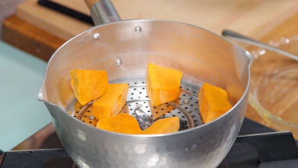 Per prima cosa, prepariamo la zucca kabocha, anche detta "zucca giapponese". Ponete la zucca in una vaporiera e accendete il fuoco.