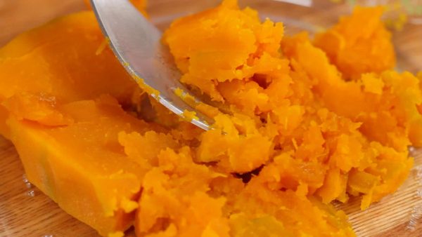 Remove and place the kabocha onto a plate. When it is still hot, mash the kabocha using a fork.