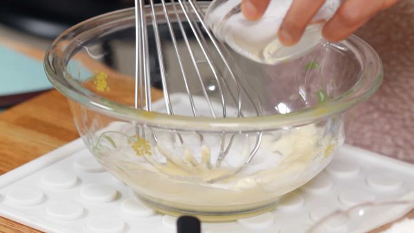Let’s make the batter. Allow the butter, egg and milk to reach room temperature before using. This will keep the batter from separating. Using a balloon whisk, whip the butter in a bowl until it becomes creamy. Then, add a pinch of salt and half of the sugar and combine.