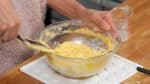 Mélangez la pâte le moins possible pour éviter de trop la mélanger. 