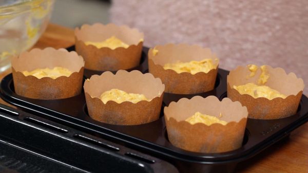 Bỏ bột nhồi vào 6 cốc đựng bánh cupcake.