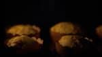 Precalienta el horno convencional a 200 ºC (390 ºF) y pon el molde de muffins en el horno. Hornea los muffins a 190 ºC (375 ºF) por alrededor de 20 minutos.